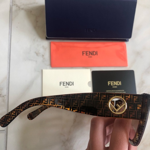 🔥NEW BLOGGERS CHOICE FENDI SUNGLASSES 🔥 - Picture 9 of 16